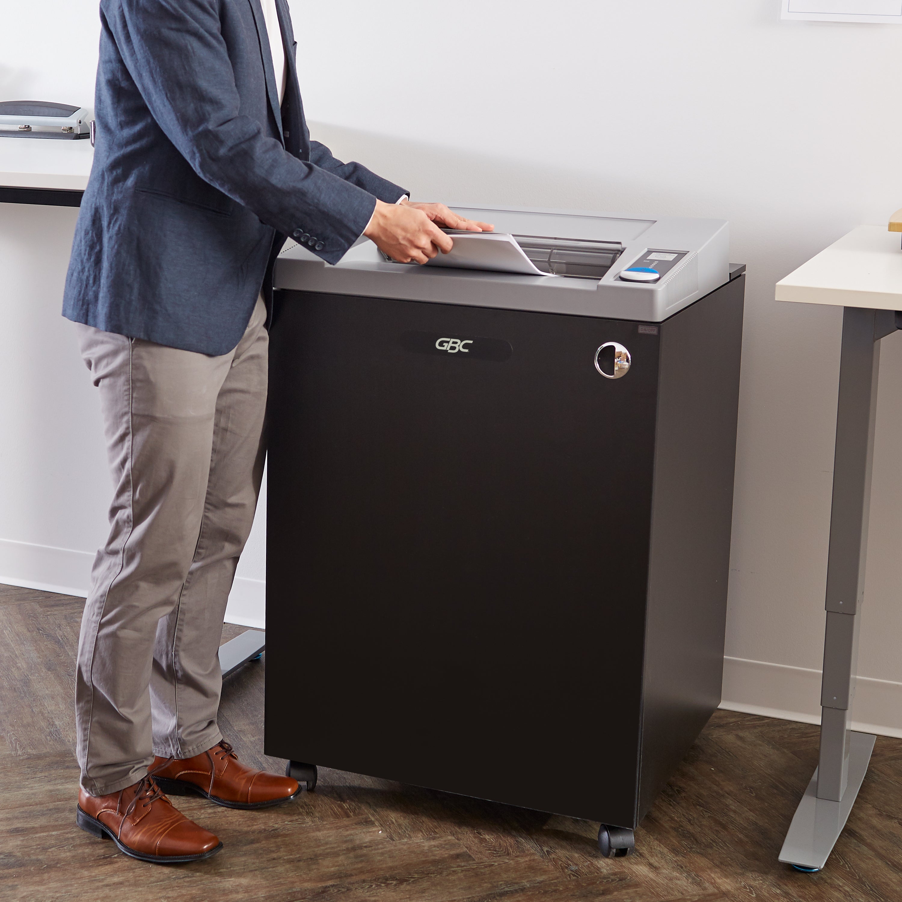 GBC CS25-44 TAA Compliant Strip Cut Commercial Shredder