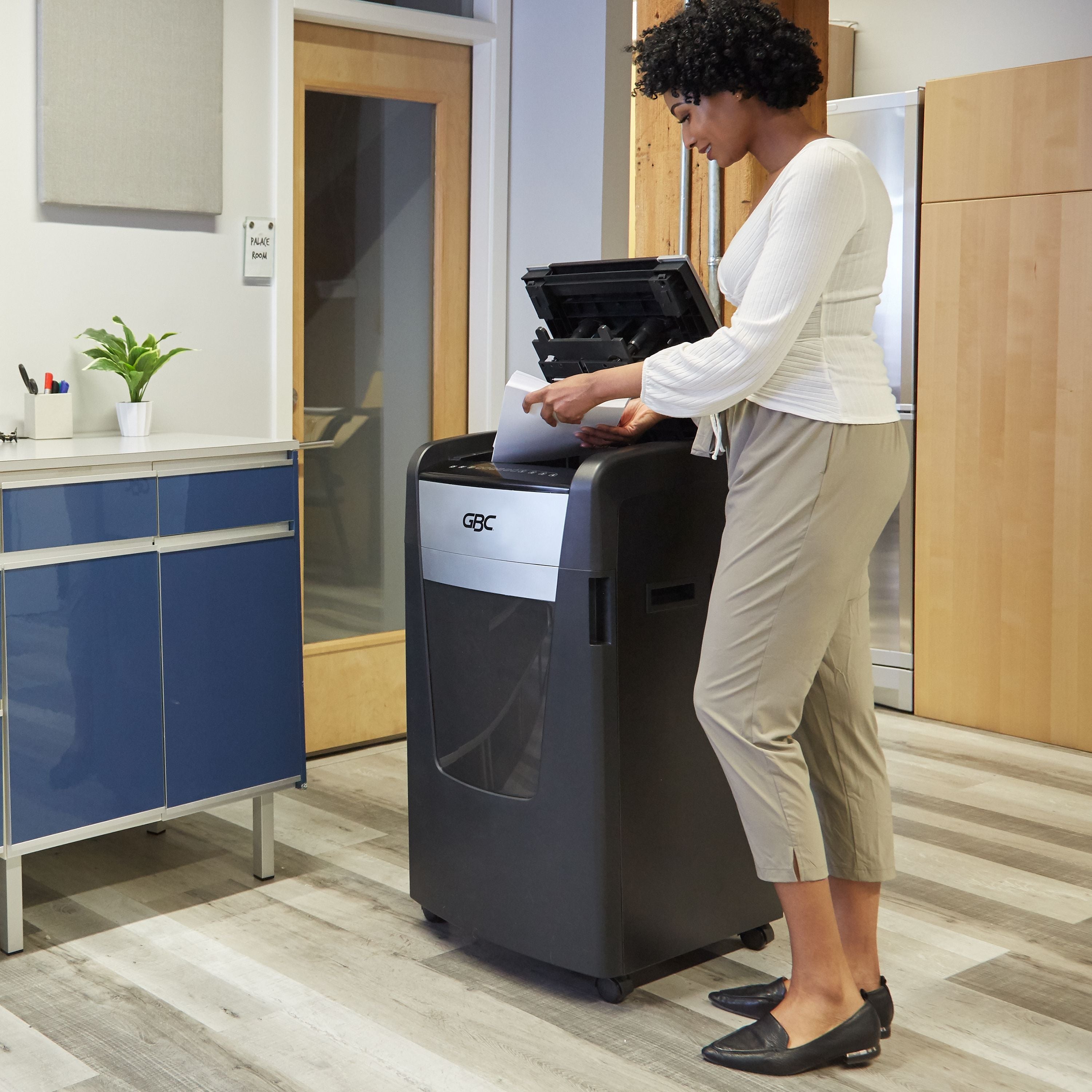 GBC 600M Office Autofeed+ Micro Cut Shredder
